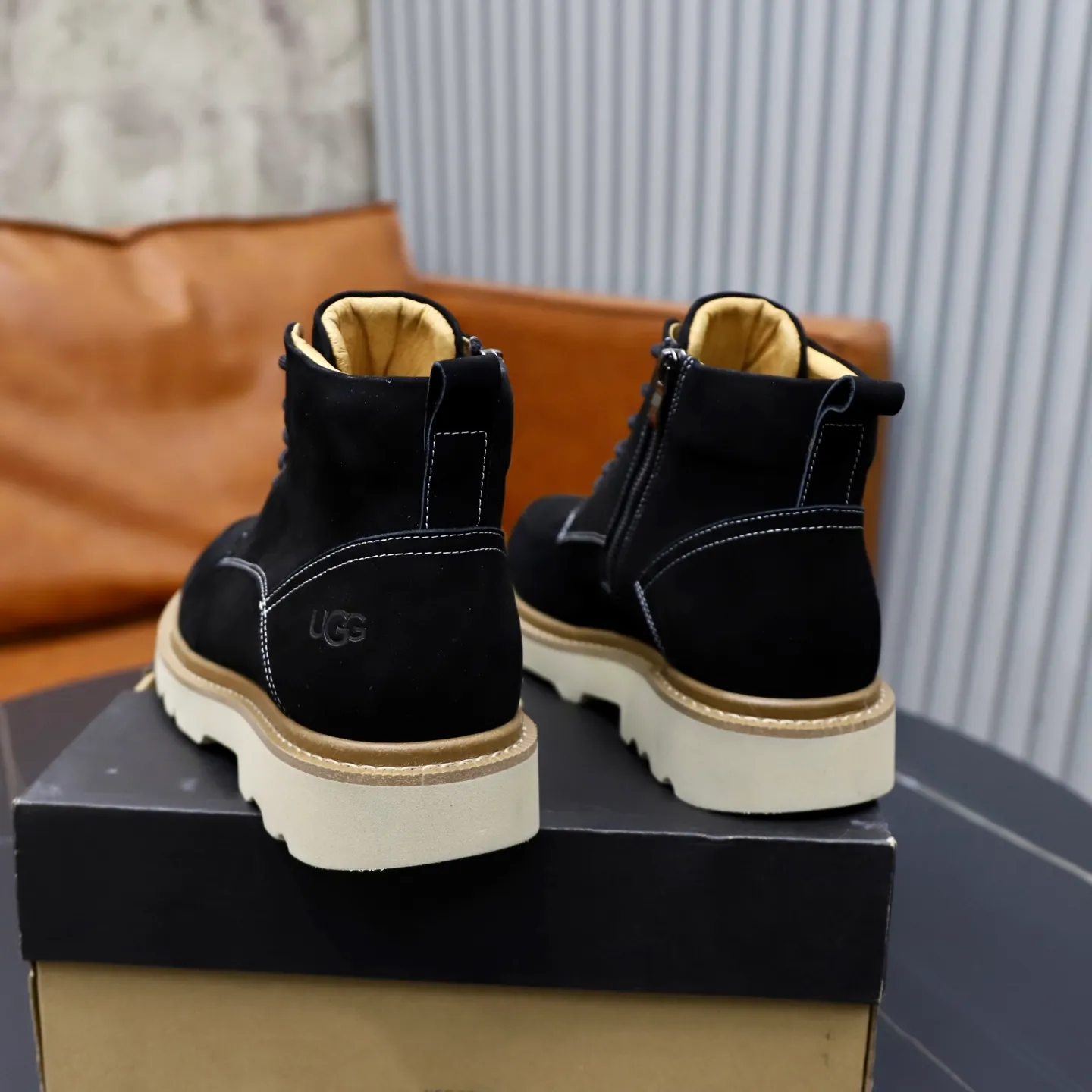 Ex-factory price: 640💰Thick wool imported from Australia Brand: UGG genuine purchase Size: 39-44 Grade: Official website 1:1 Material: First layer of genuine leather waterproof and antifreeze upper Real wool lining Original non-slip soft wear-resistant outsole Style category: Men's casual shoes Trendy style Comfortable on the feet Color: Official website color synchronization